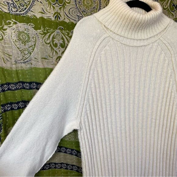 NWT Altar'd State Off White Oversized FuzzyTurtleneck Ribbed Sweater Size Medium - Picture 6 of 16